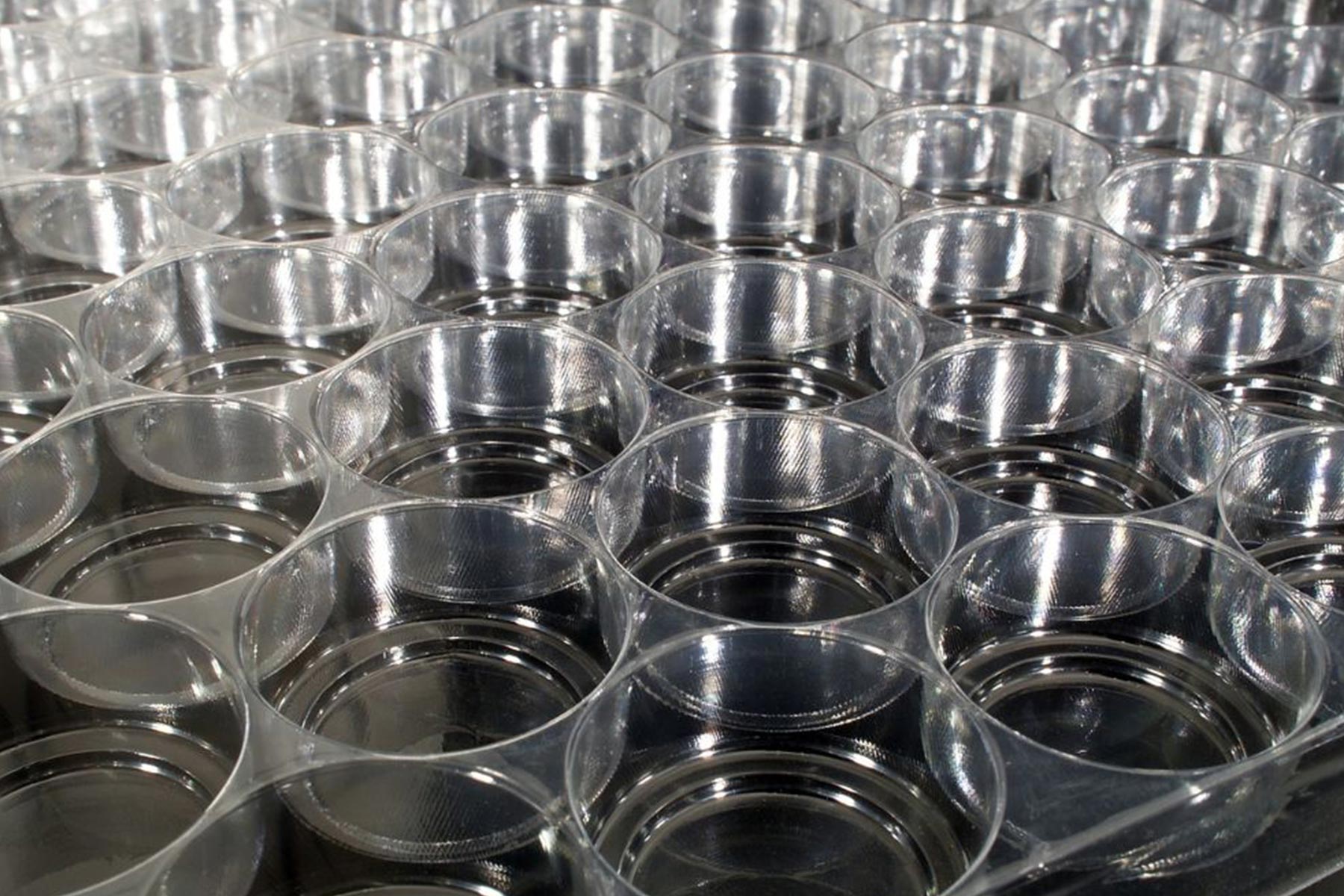 Stampaggio a iniezione o termoformatura da bobina: come scegliere la tecnologia vincente per i tuoi contenitori nel packaging alimentare, cosmetico, farmaceutico e industriale | GLPS